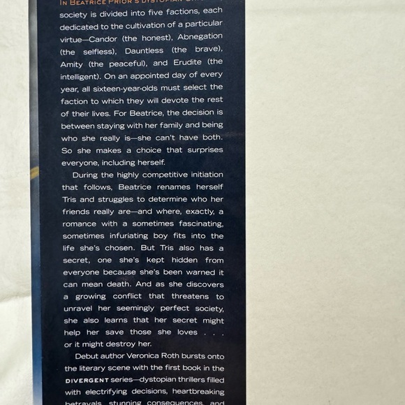 Hardcover Book: Divergent by Veronica Roth - Picture 4 of 6